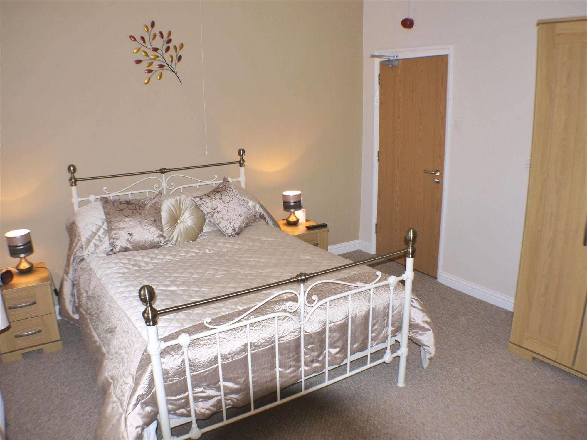 The Salhouse Lodge Hotel Wroxham Esterno foto